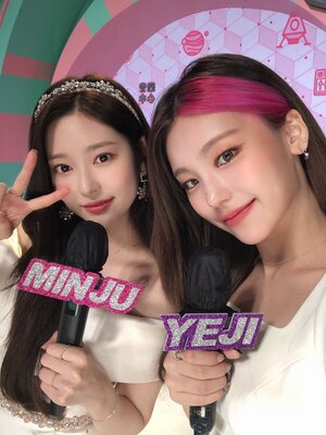 211002 Music Core Twitter Update - Minju & Yeji