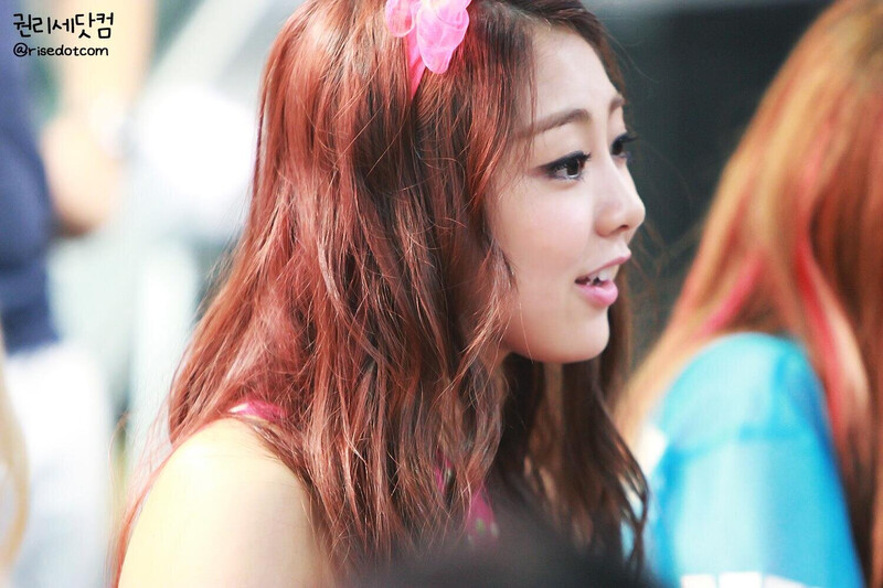 139022 Ladies' Code RiSe at 'Pretty Pretty' Fansign documents 1