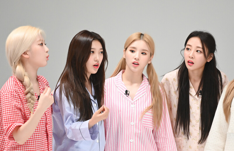 210707 LOONA - 'Silence of Idol' Behind Photos by Osen documents 11