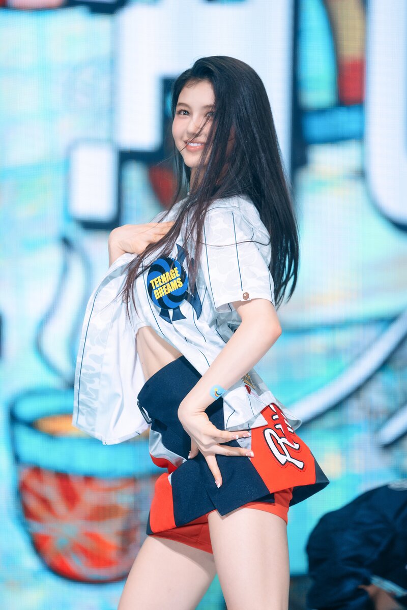 220807 NewJeans Danielle 'Attention' at Inkigayo documents 4