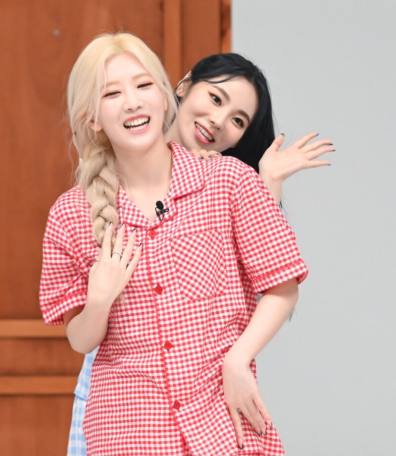 210707 LOONA - 'Silence of Idol' Behind Photos by Osen documents 13