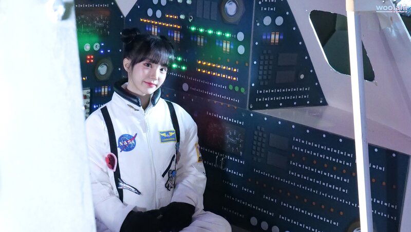 220115 NV Naver Post - woo!ah!  'Catch the Stars' Music Video Behind documents 4