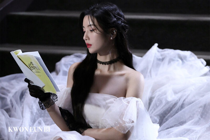 220315 Woollim Naver - Kwon Eunbi 'ESPER' MV Behind documents 6