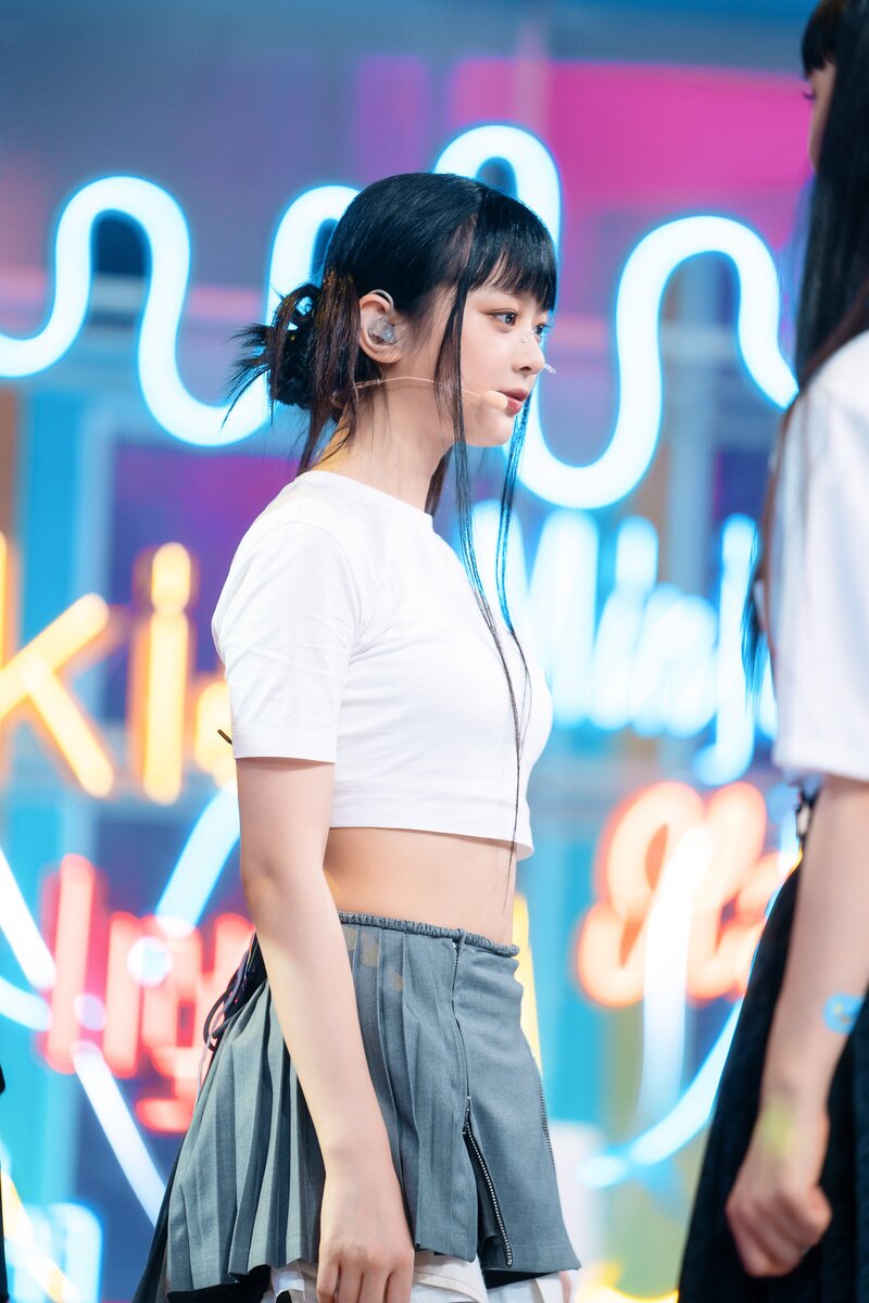 220807 NewJeans Hanni 'Cookie' at Inkigayo documents 19