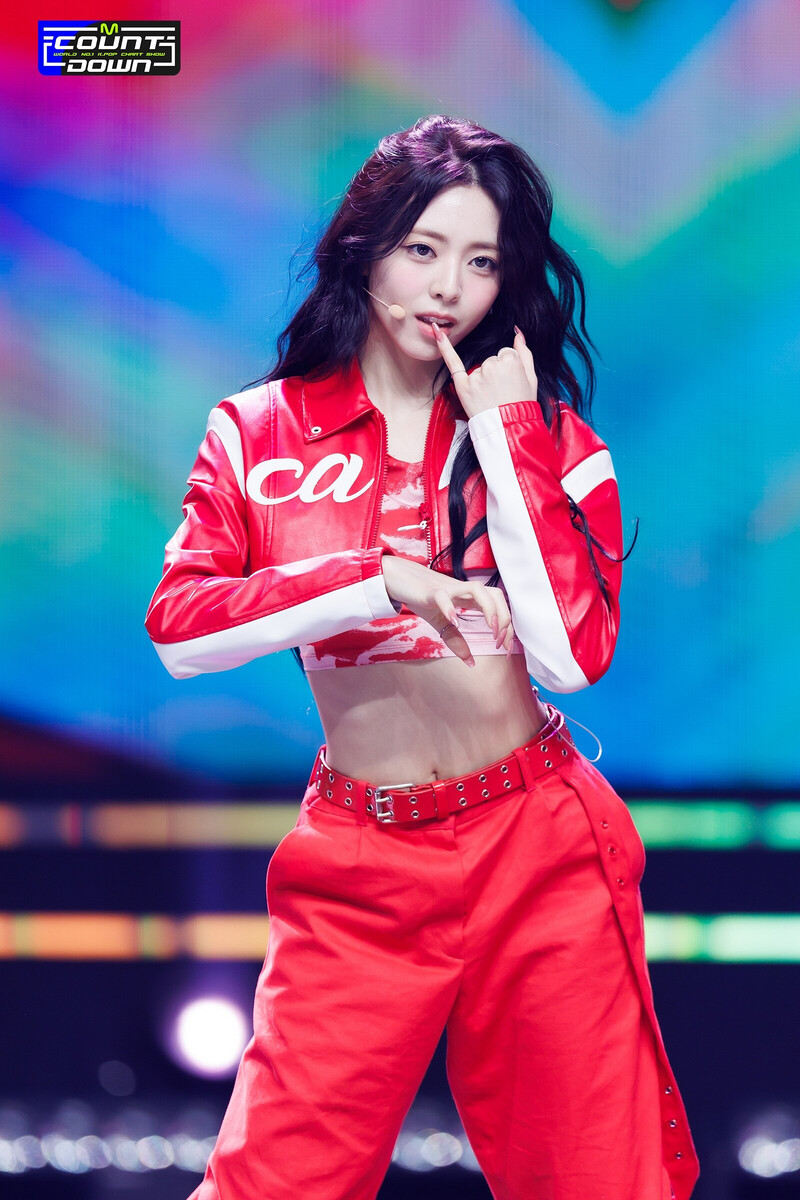 230810 ITZY Yuna - 'CAKE' at M COUNTDOWN documents 1