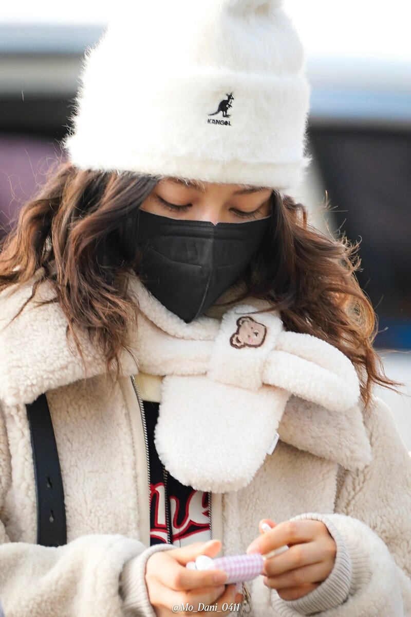 231228 NewJeans Danielle at Incheon International Airport documents 3