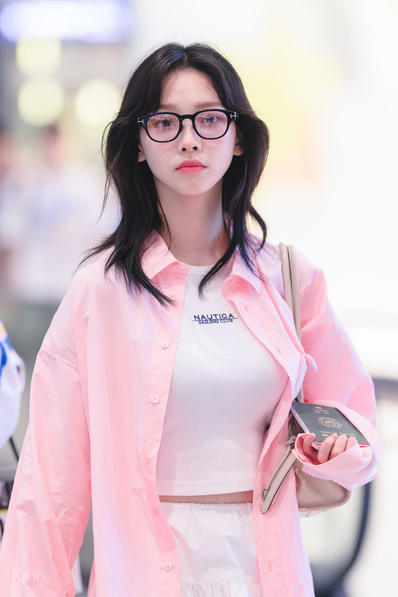 240802 aespa Karina at Incheon International Airport documents 5