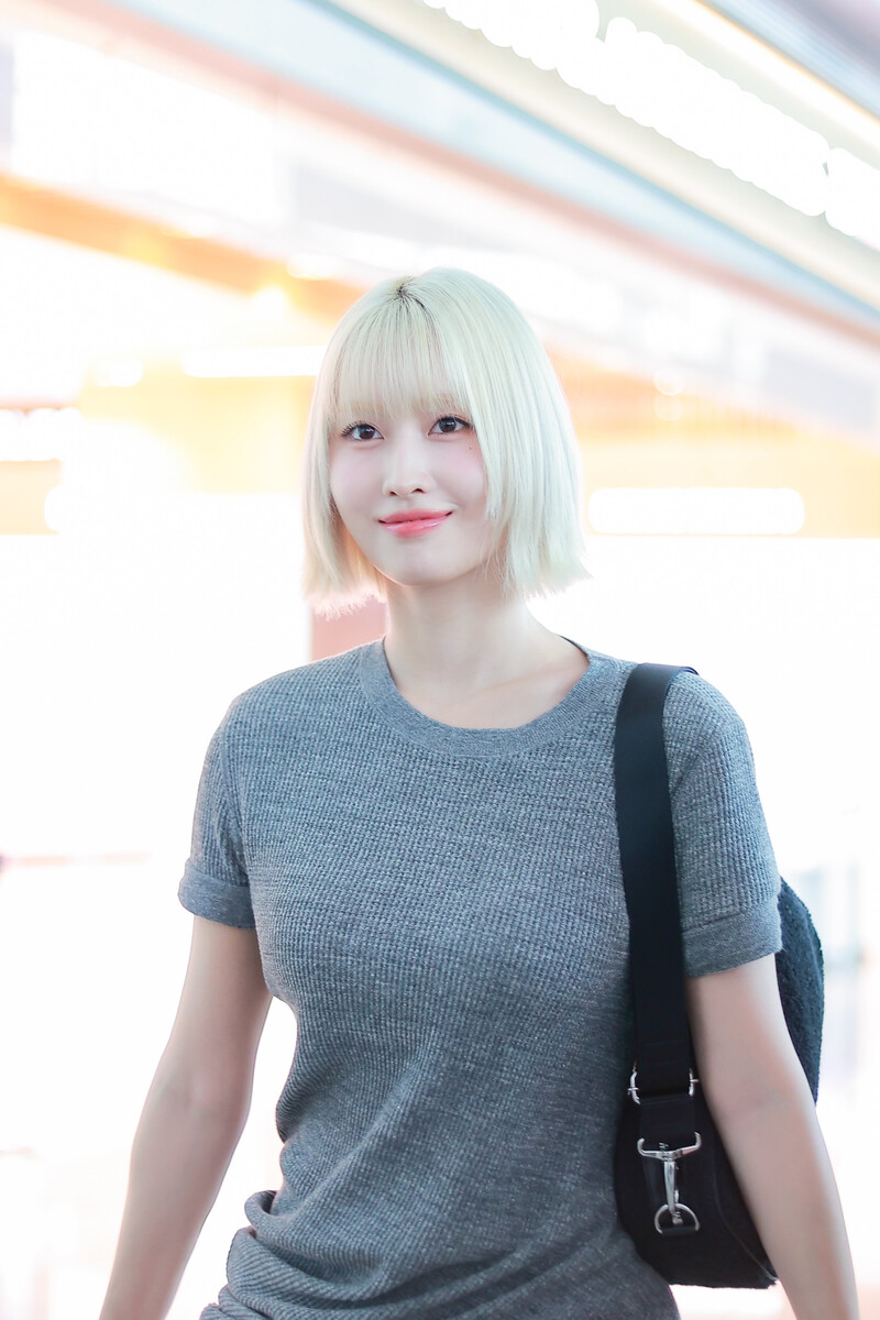 240916 TWICE Momo at Incheon International Airport documents 3