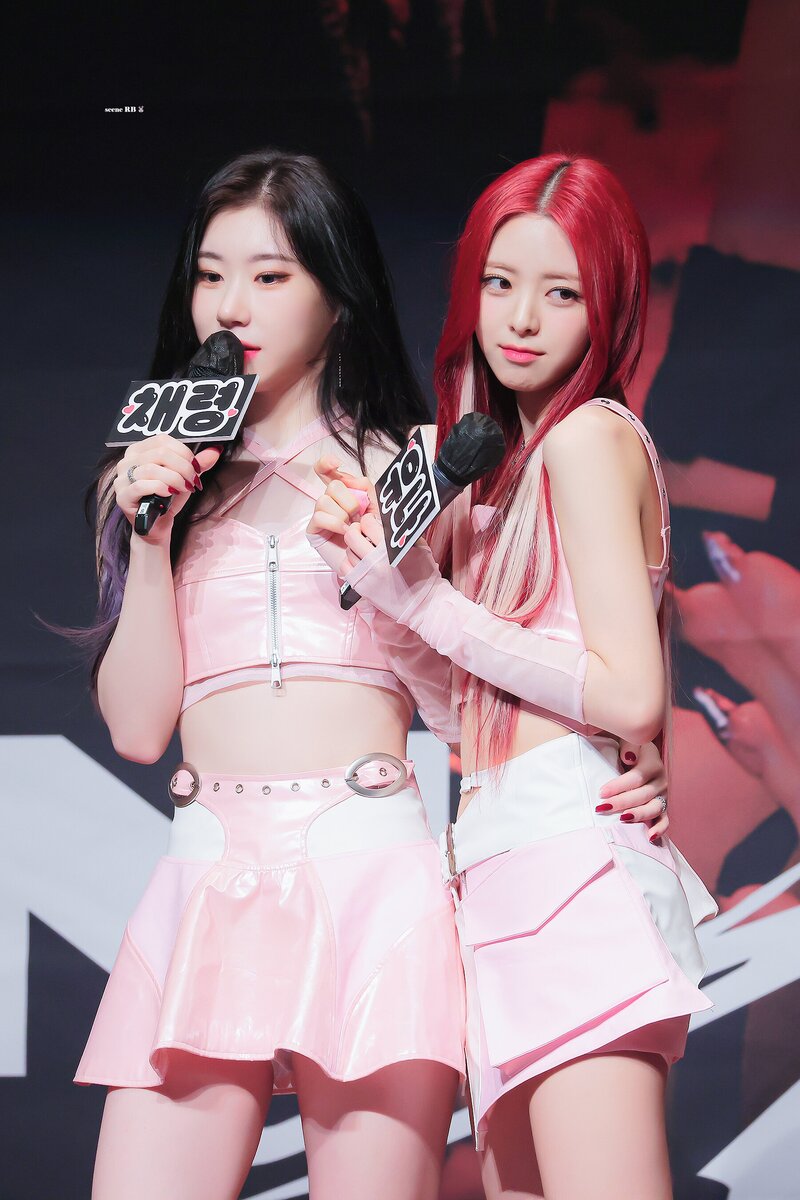 240120 ITZY Chaeryeong & Yuna - Makestar Fansign Event documents 1