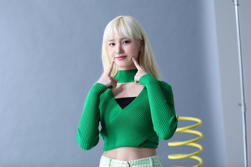 220219 Starship Naver Post - IVE Liz - Olive Young Photoshoot Behind documents 7