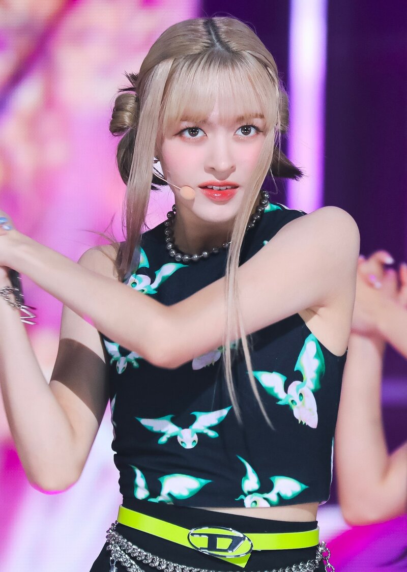 221002 NMIXX Lily - 'DICE' at Inkigayo documents 1