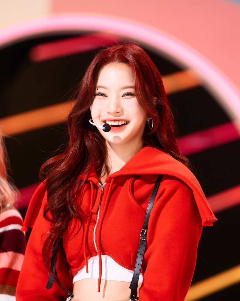 230219 STAYC Isa - 'Teddy Bear' at Inkigayo documents 2