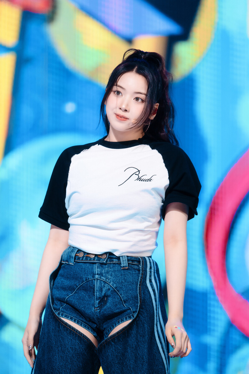 230326 NMIXX Jiwoo - 'Young, Dumb, Stupid' at Inkigayo documents 1