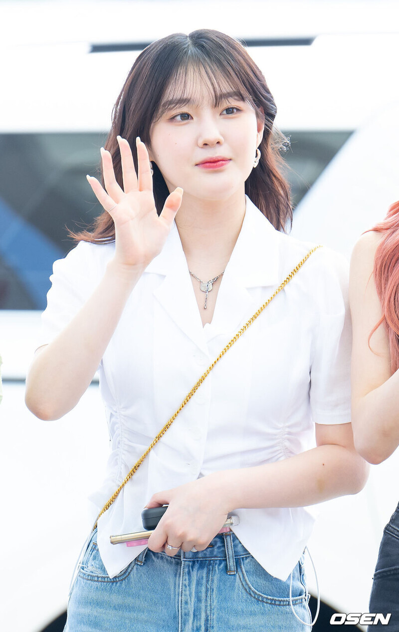 230818 Kep1er Chaehyun at Incheon International Airport documents 1