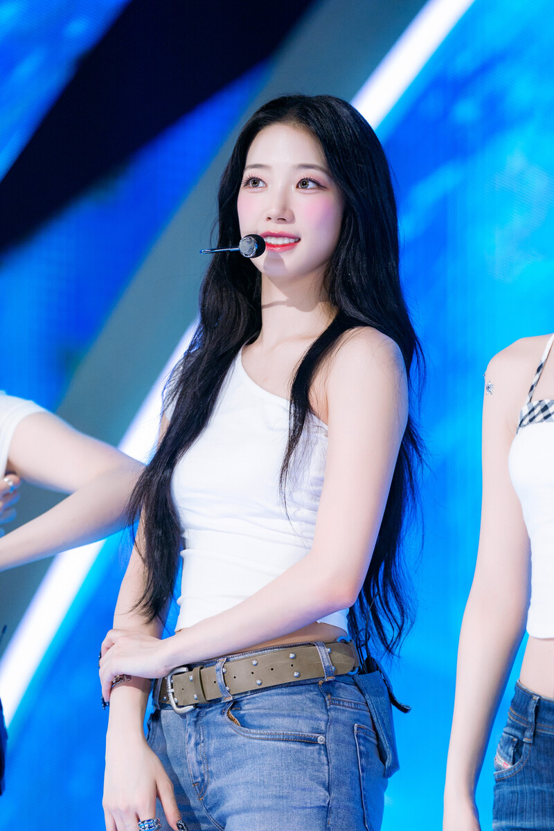 240901 LE SSERAFIM Kazuha - 'Crazy' + '1-800-hot-n-fun' at Inkigayo documents 3