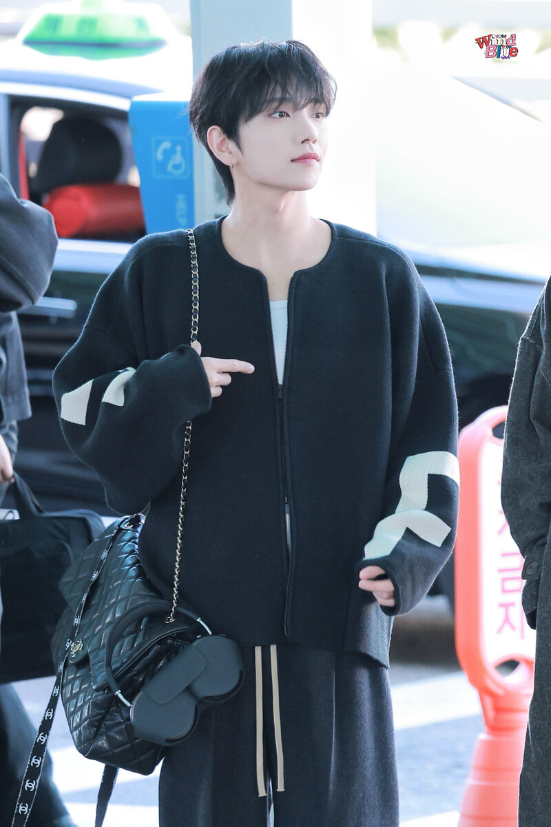 241020 SEVENTEEN Joshua at Incheon International Airport documents 8