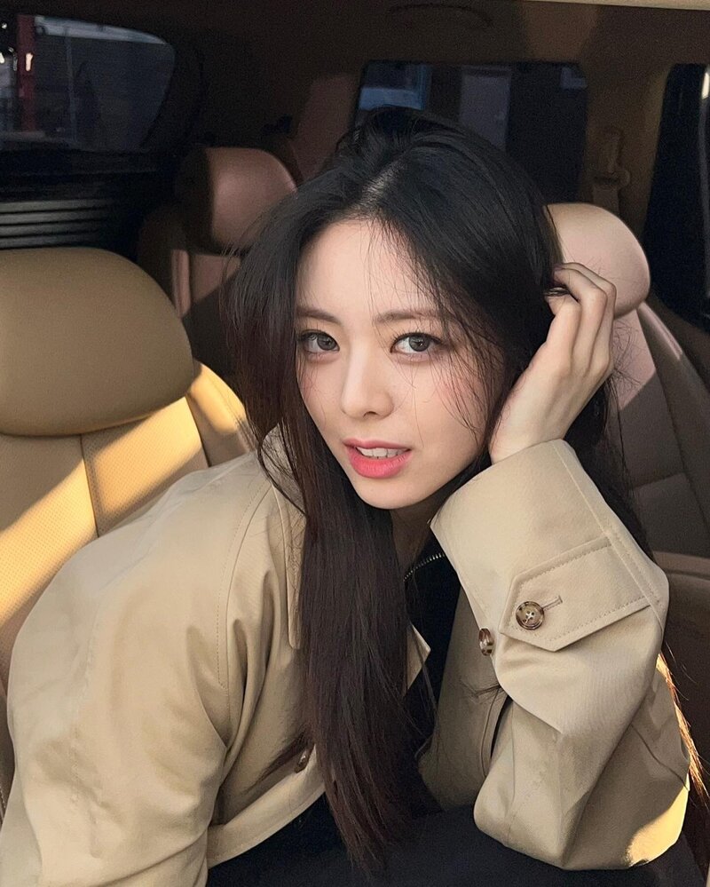 220312 ITZY Instagram Update - Yuna | kpopping