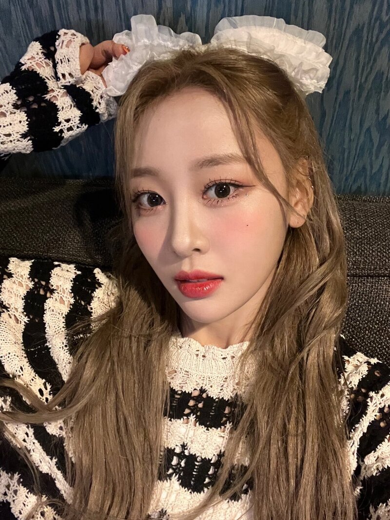 220828 LOONA Twitter Update - Yves documents 2