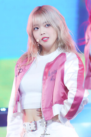 181123 Weki Meki Suyeon at MBN Hero Concert