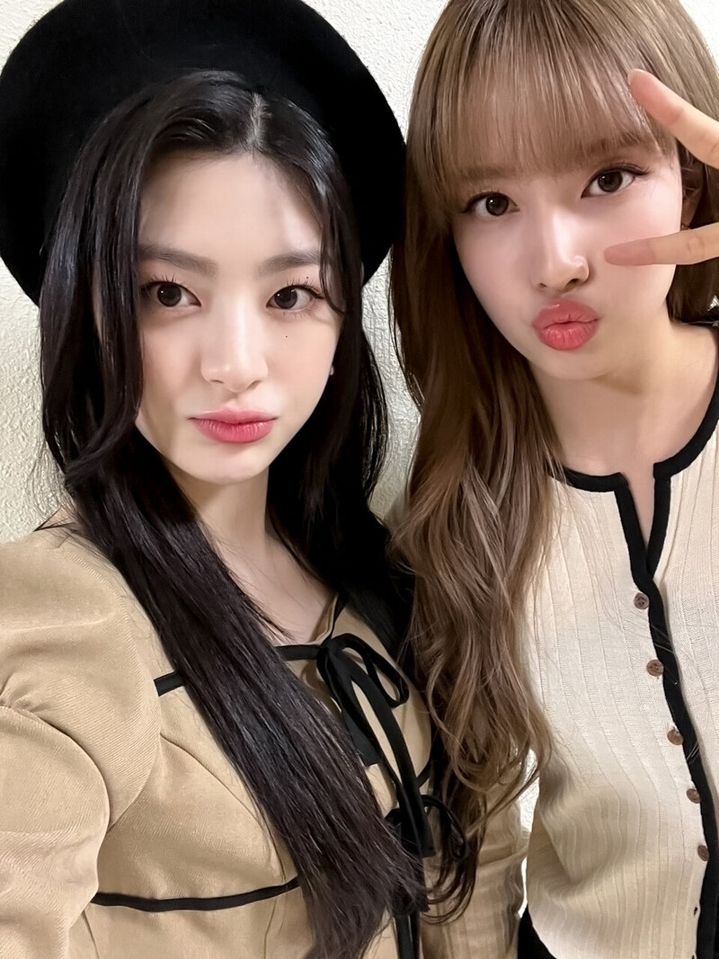 211215 STAYC Twitter Update - Seeun and Yoon | kpopping