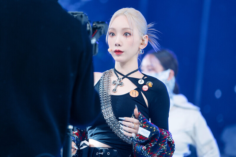 220220 Taeyeon - 'INVU' at Inkigayo documents 12