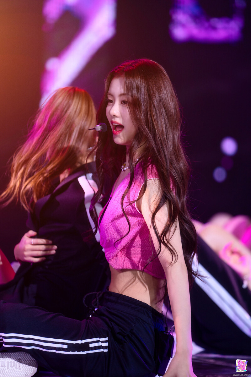 220515 LE SSERAFIM Garam - 'FEARLESS' at Inkigayo documents 16