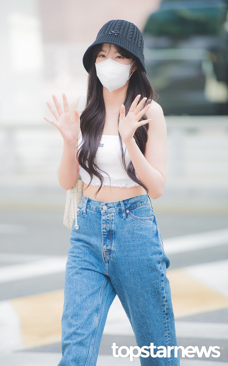 220520 STAYC's Yoon at Incheon International Airport for KCON USA 2022 documents 17