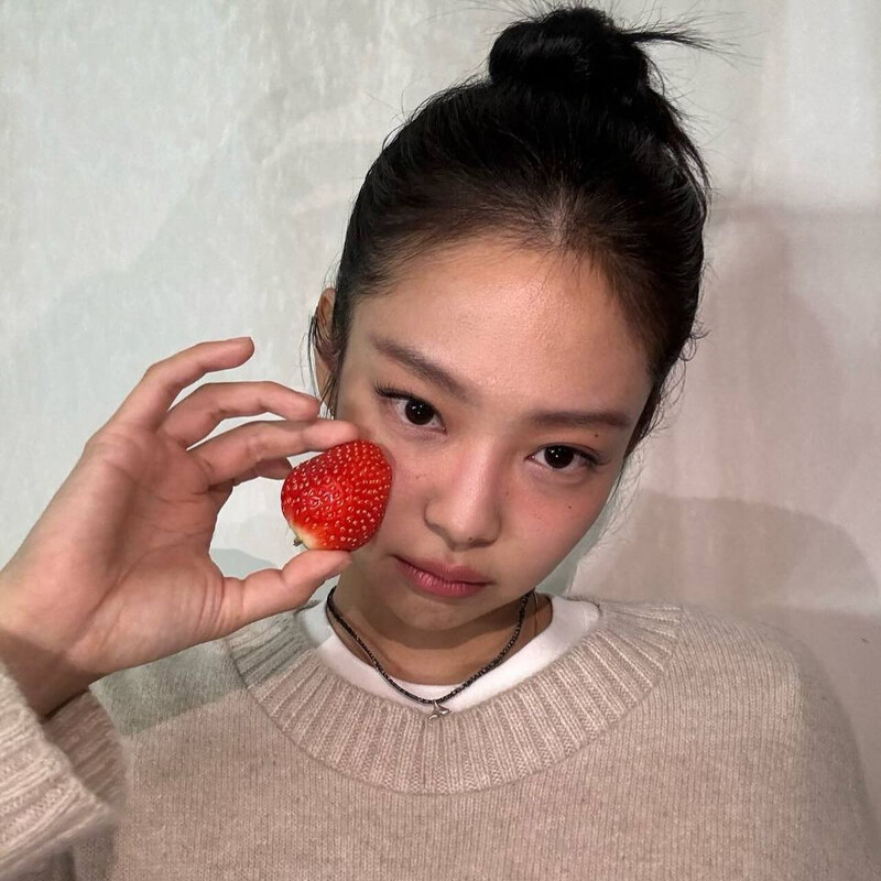 231205 - JENNIE Instagram Update documents 2