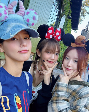 240918 - MINNIE Instagram Update with SHUHUA n MIYEON