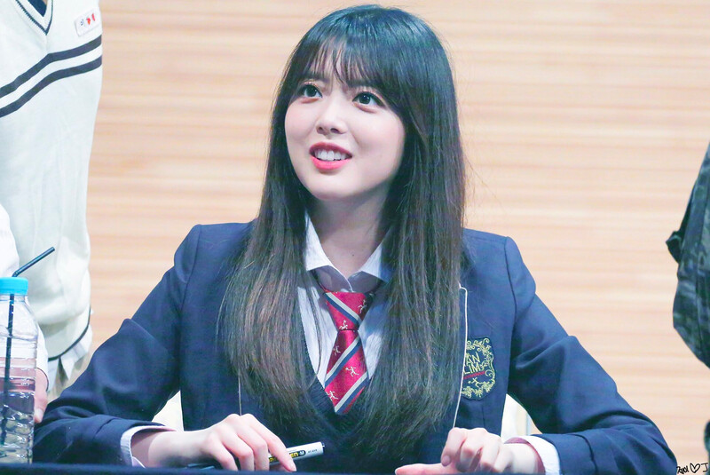 180519 Weki Meki Suyeon at 'Lucky' Fansign documents 1