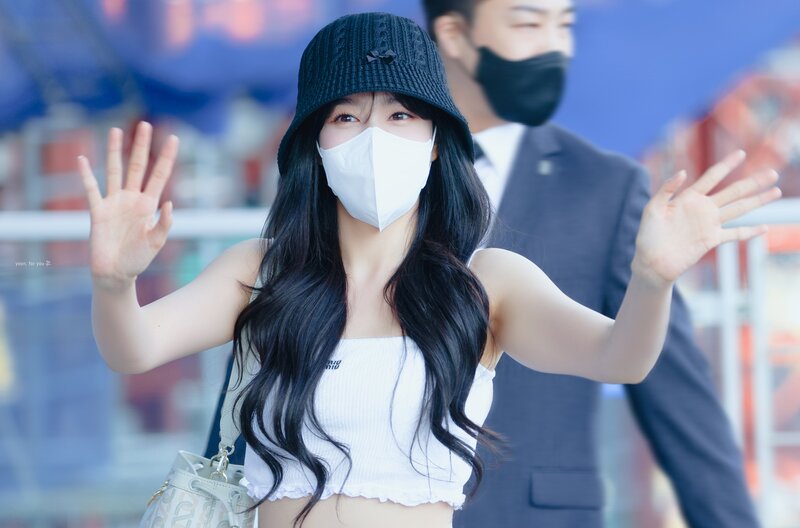 220520 STAYC's Yoon at Incheon International Airport for KCON USA 2022 documents 9
