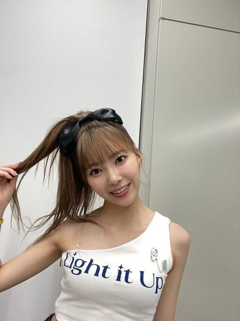 220818 - NiziU Instagram Update: Mayuka documents 3