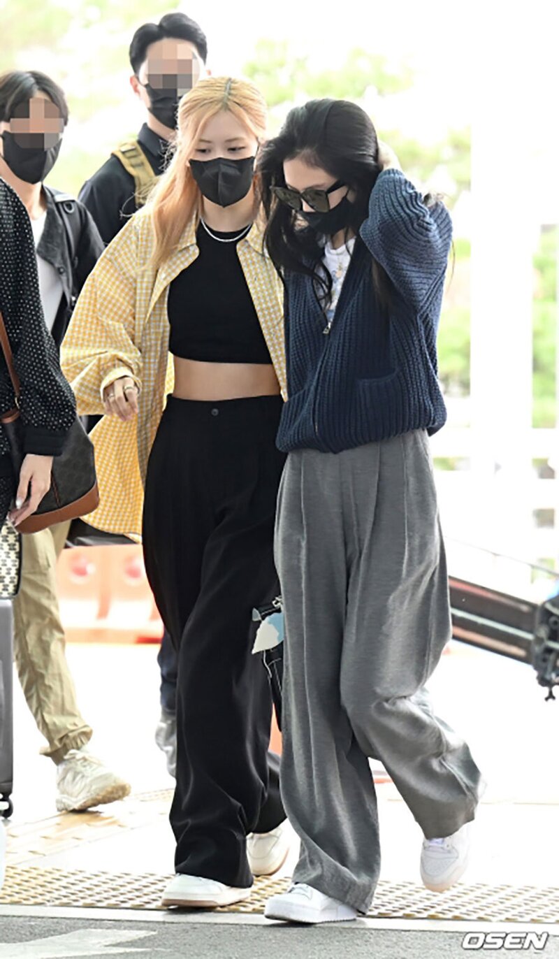 220916 BLACKPINK at the Incheon International Airport documents 14