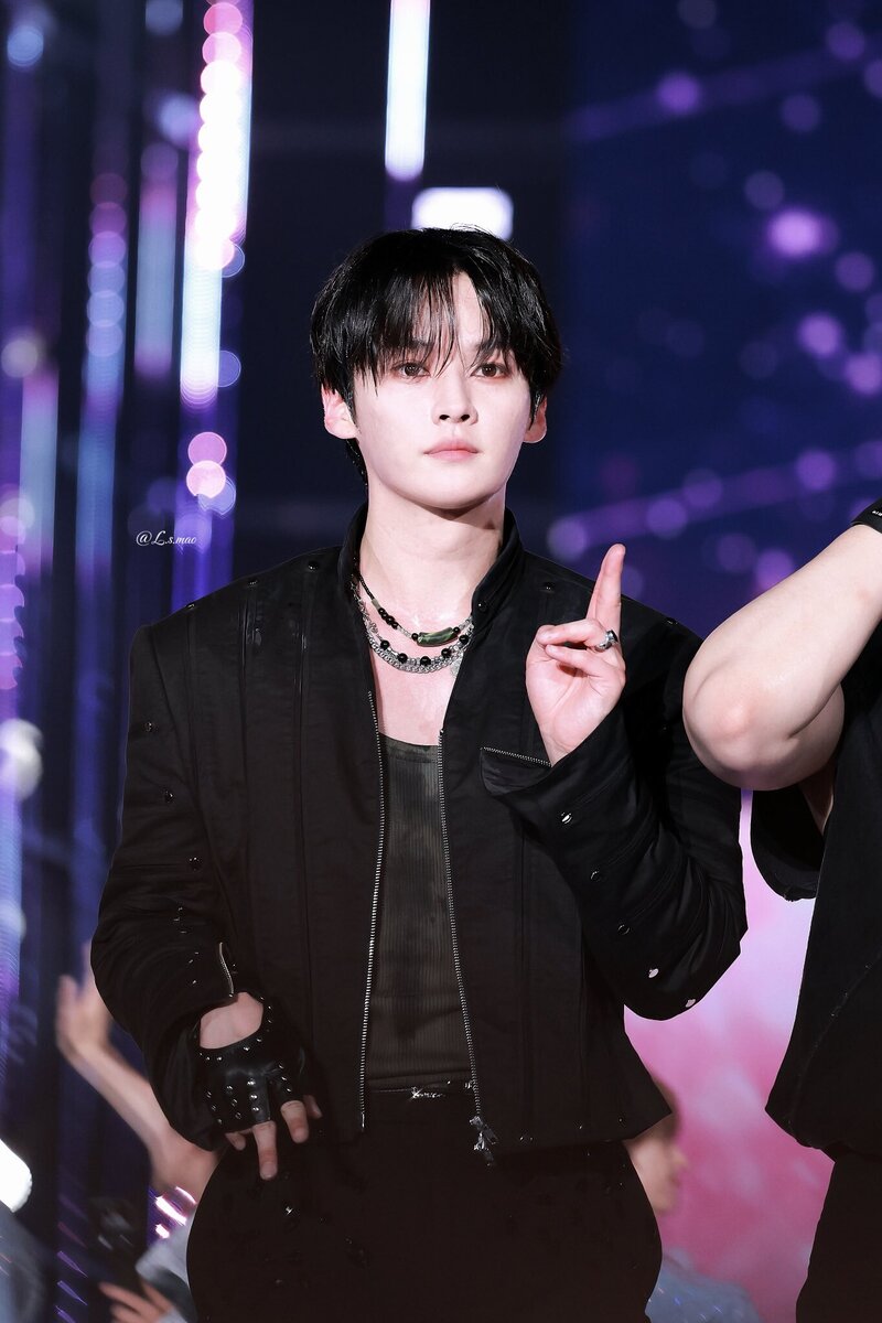 24060 StrayKids Lee Know - Music Core in Japan documents 10