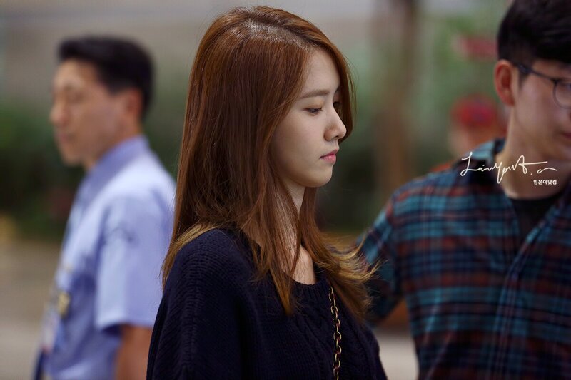 131005 Girls' Generation YoonA at Gimpo Airport documents 2