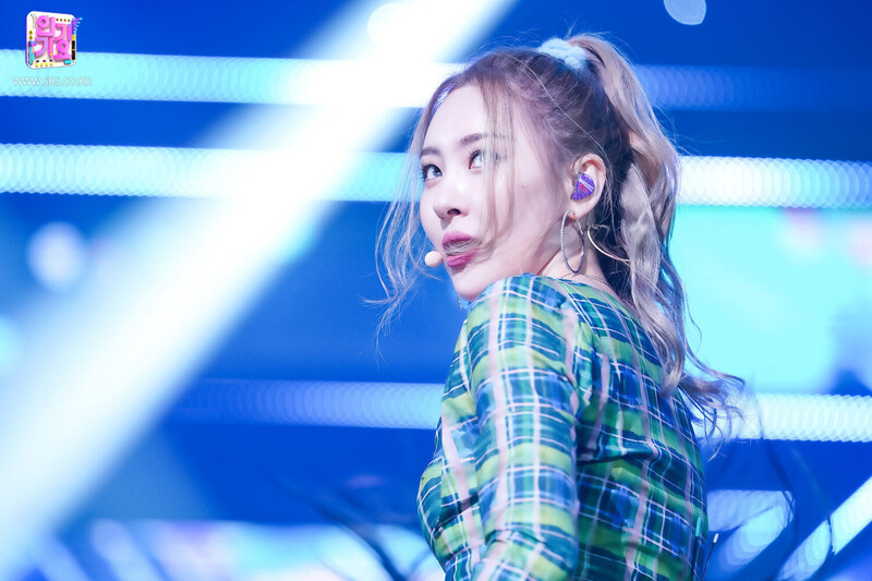 210815 Sunmi - 'You can't sit with us' at Inkigayo documents 4