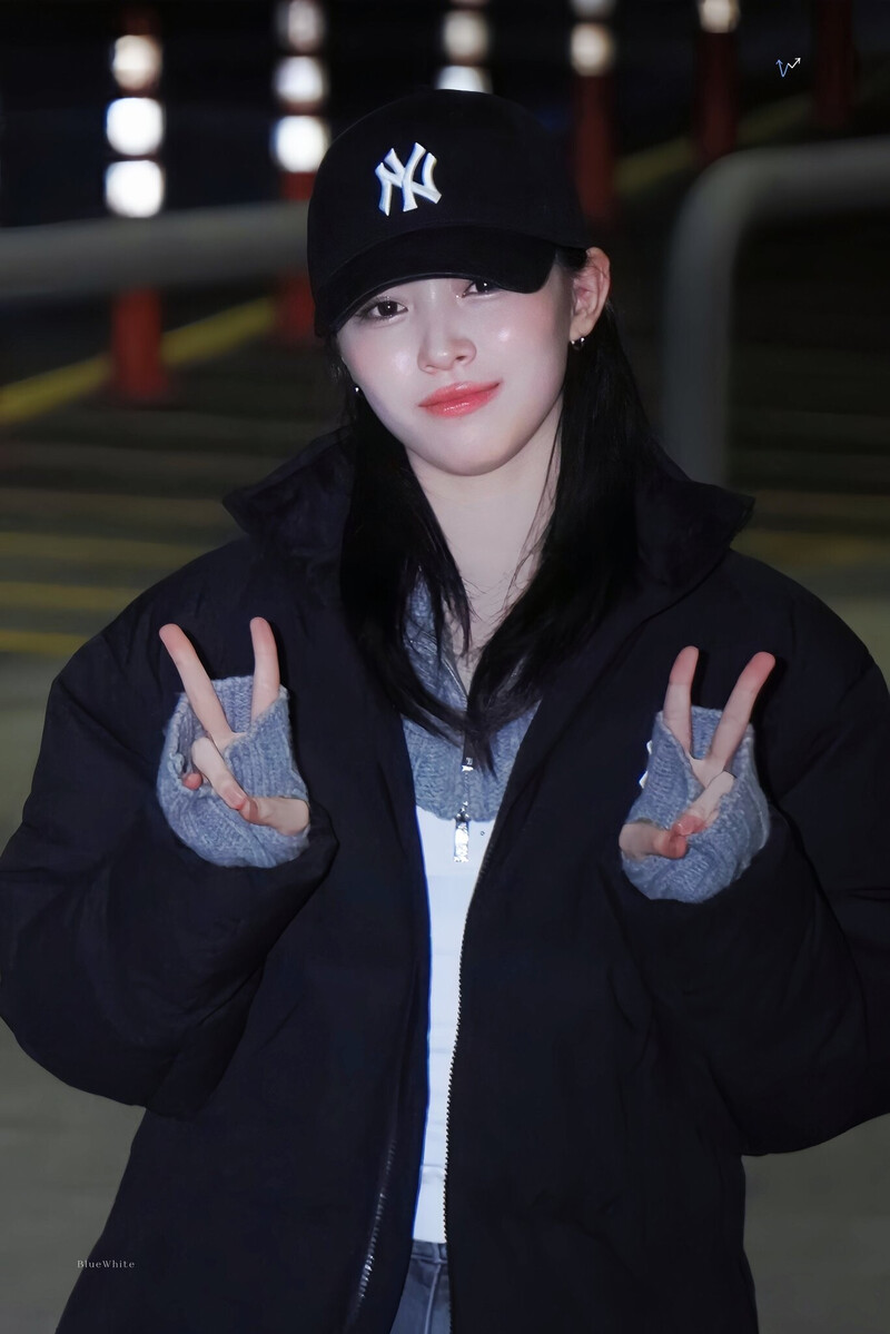 241013 ITZY Ryujin at Gimpo International Airport documents 2