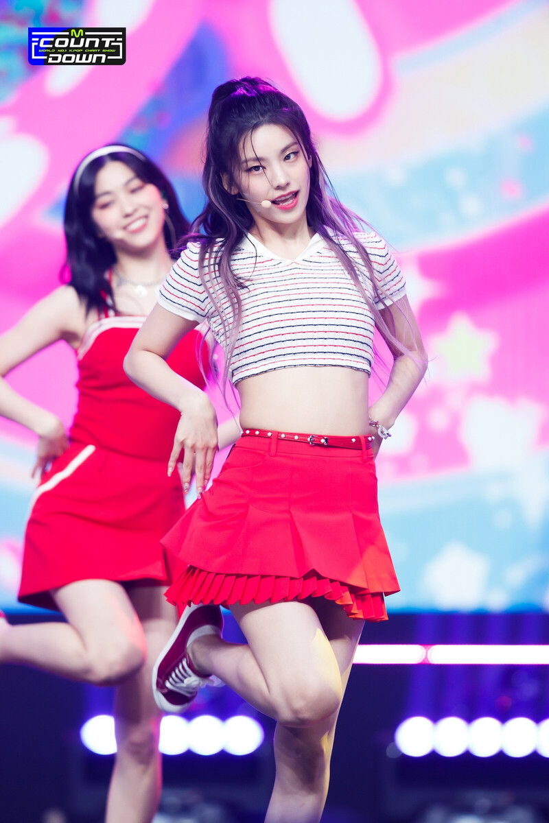 220728 ITZY Yeji - 'SNEAKERS' at M Countdown documents 9