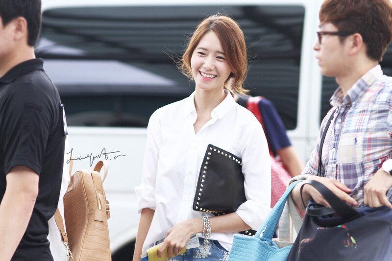 130719 Girls' Generation YoonA at Incheon Airport documents 1