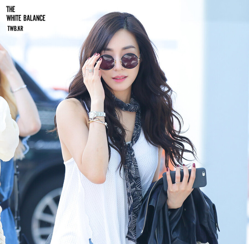 150610 Girls' Generation Tiffany at Incheon Airport documents 2