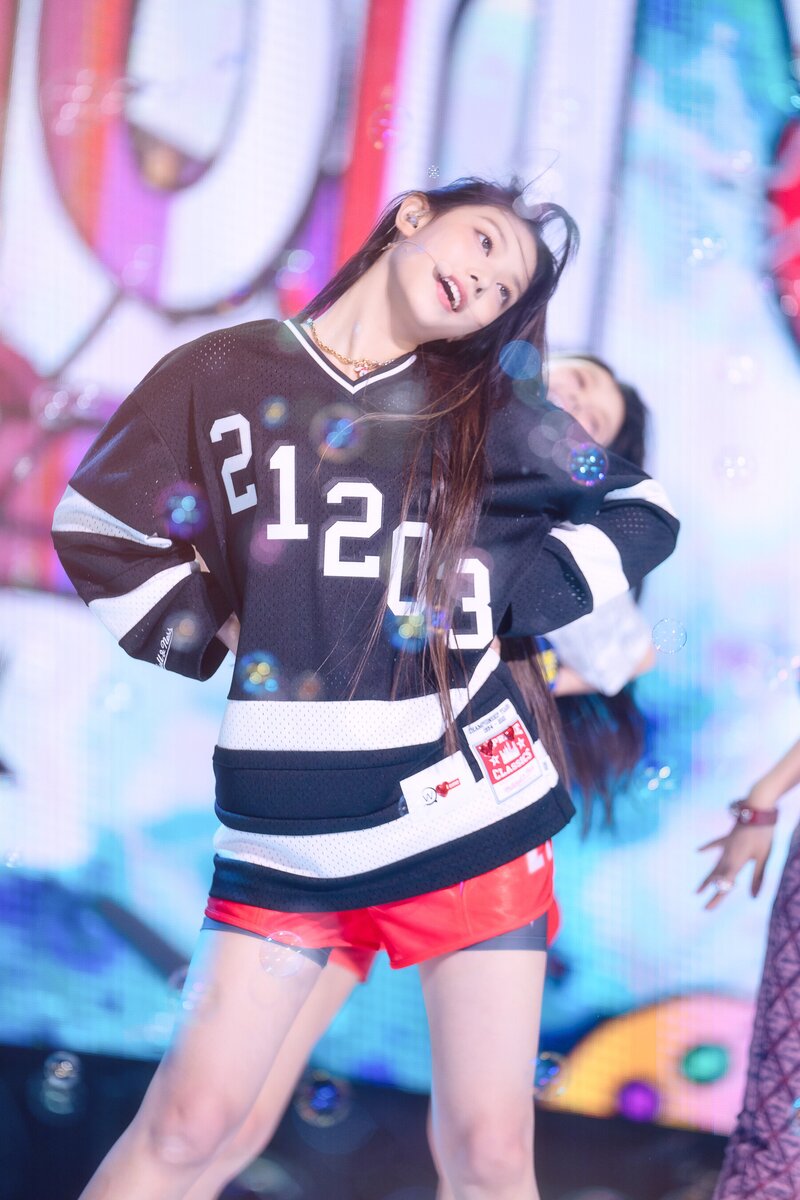 220807 NewJeans Haerin 'Attention' at Inkigayo documents 15