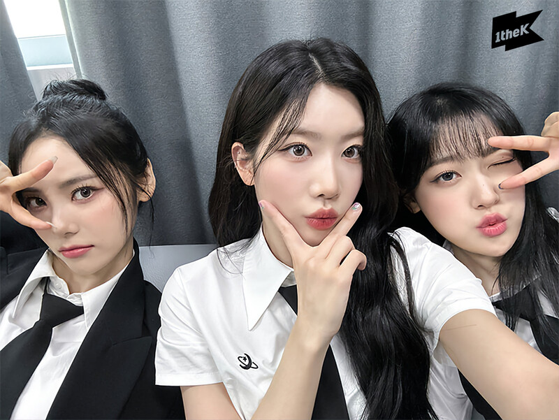 230717 1THEK Twitter Update - ODD EYE CIRCLE 'Suit Dance' Behind Photos documents 1