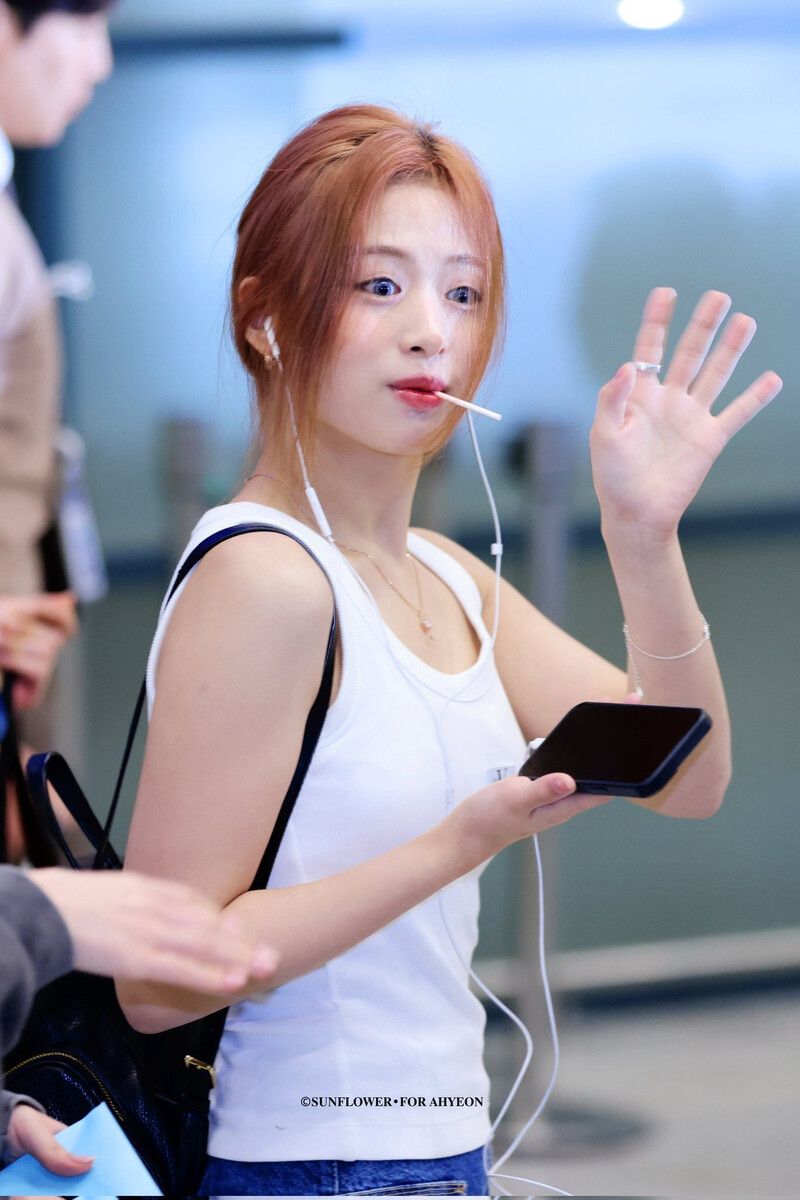 240624 BABYMONSTER Ahyeon at Incheon International Airport documents 3