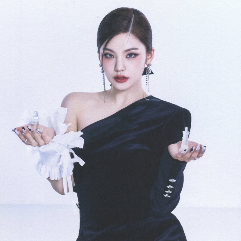 ITZY 'CHECKMATE' Album Scans (Yeji ver.) documents 21