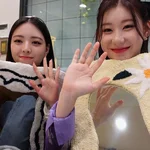 220429 ITZY Instagram Update - Yuna and Chaeryeong