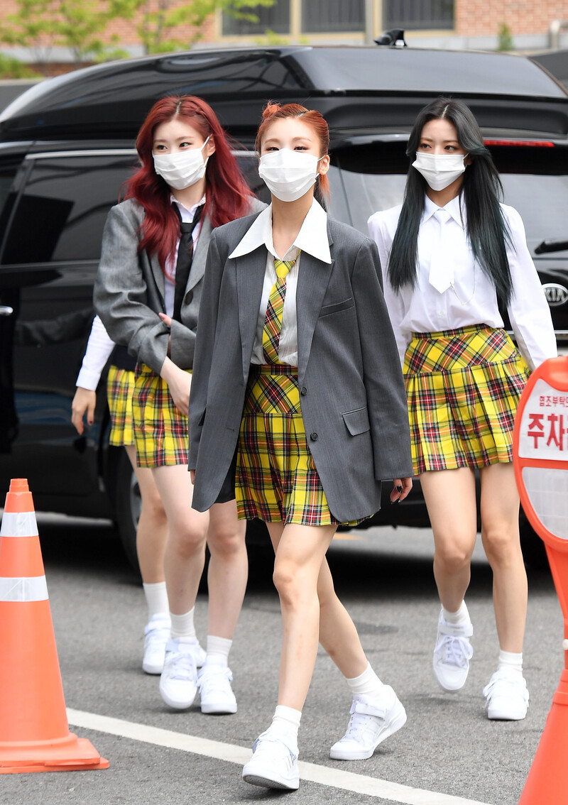 210422 ITZY on their way to film Knowing Brothers documents 3