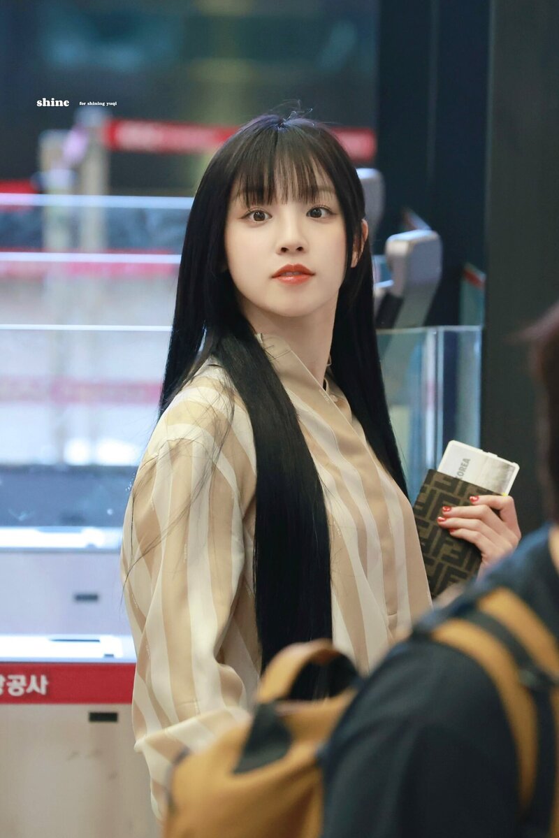 240629 (G)I-DLE Yuqi at Gimpo International Airport documents 1