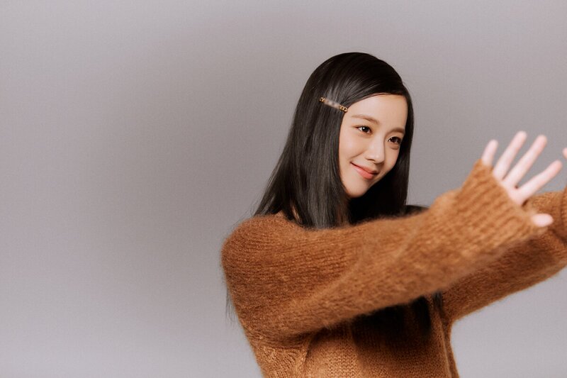 211211 YG Stage Naver Post - BLACKPINK Jisoo Harpers Magazine December Issue Behind documents 5