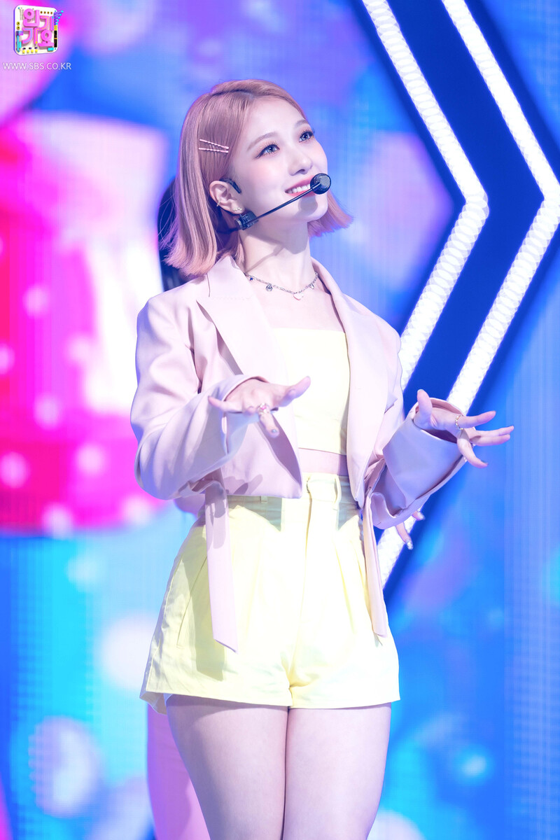 210912 fromis_9 'Talk & Talk' at Inkigayo documents 18