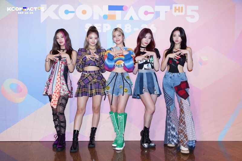 210926 KCON Twitter Update - ITZY at KCON:TACT HI 5 documents 2